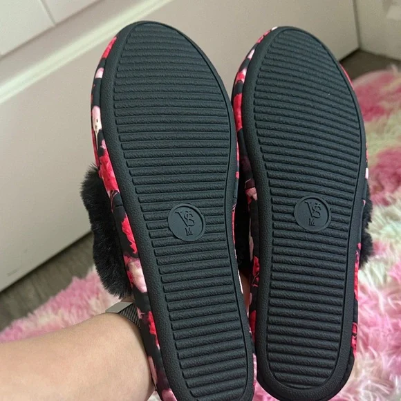 Victoria's Secret Red Floral and Black Fur Slippers ( size 7-8 ) - Picture 2 of 4